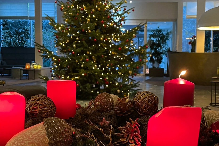 Adventskranz und Weihnachtsbaum im Strandhotel Fischland