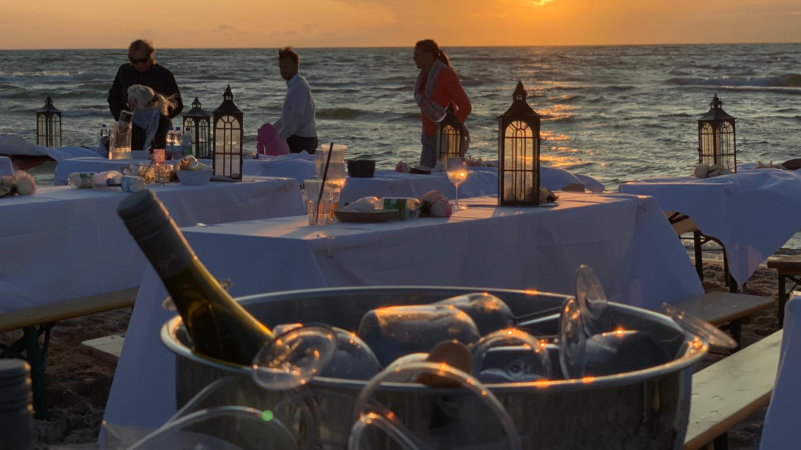 gedeckte Tische des Strandhotel Fischlands im Sonnenuntergang
