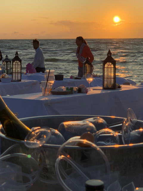 gedeckte Tische des Strandhotel Fischlands im Sonnenuntergang