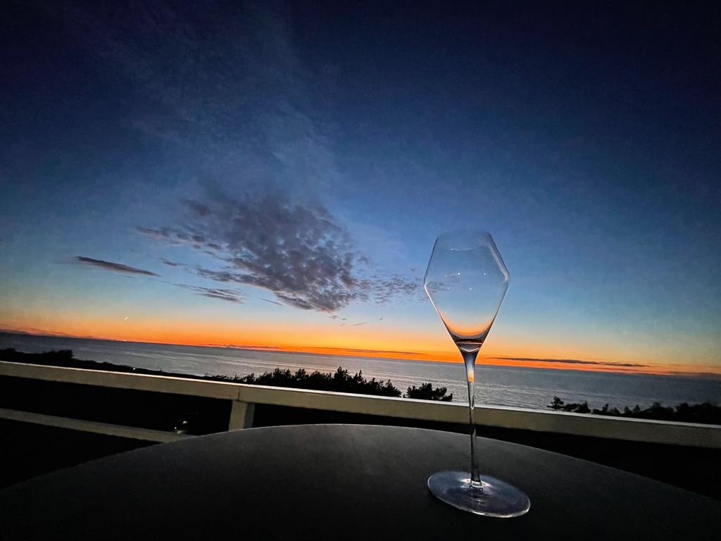 Sonnenuntergang in der Ostseelounge im Strandhotel Fischland