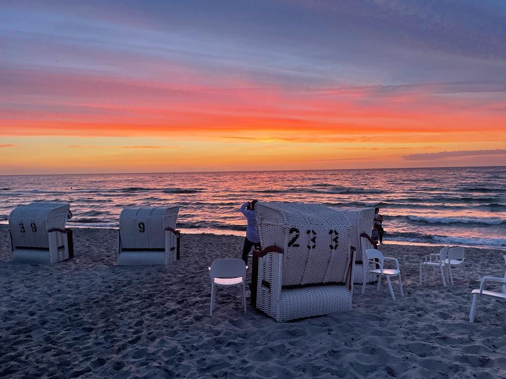 Strandbude des Strandhotel Fischlands bei Sonnenuntergang