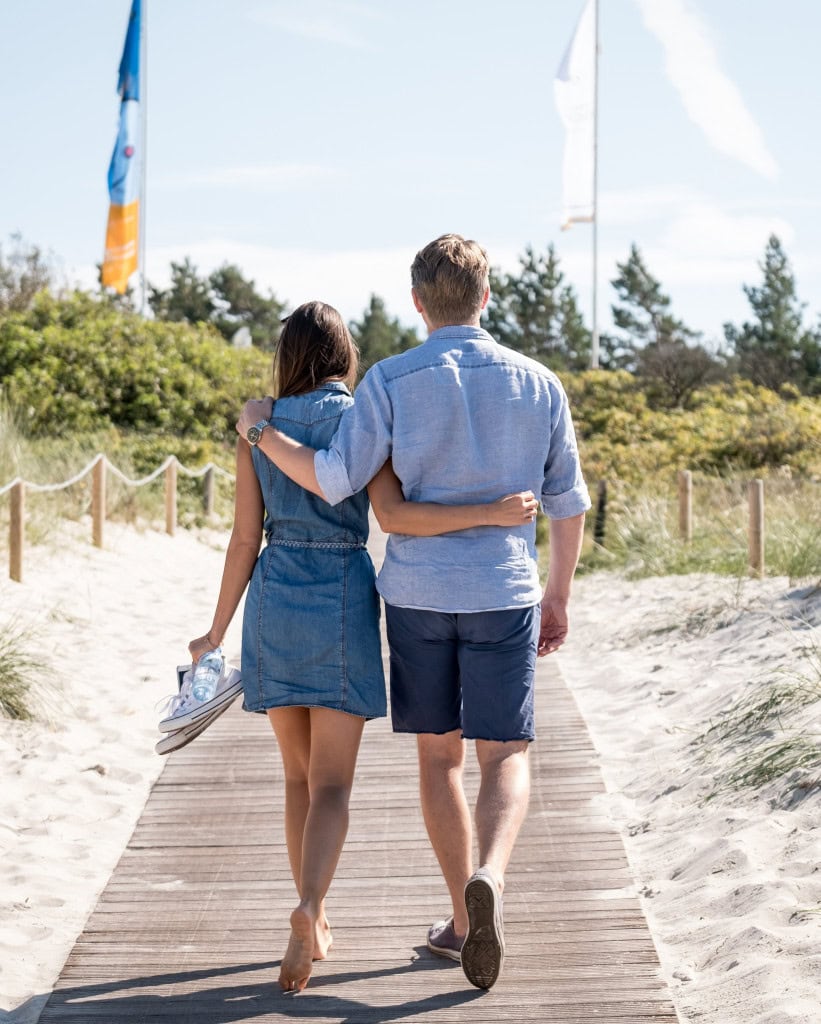 Pärchen am Strandaufgang des Strandhotel Fischlands