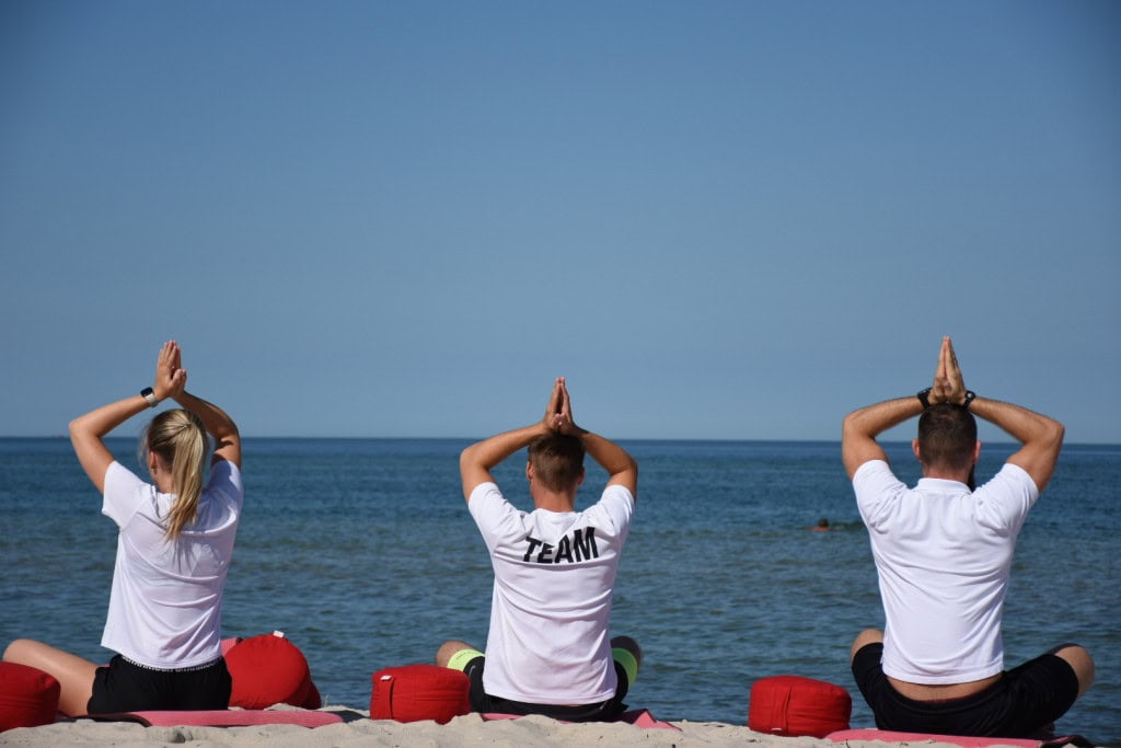 Yogakurs des Strandhotel Fischlands am Strand