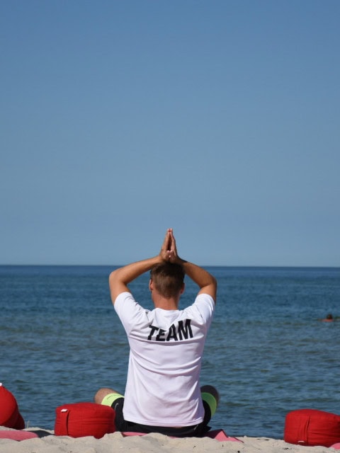 Yogakurs des Strandhotel Fischlands am Strand