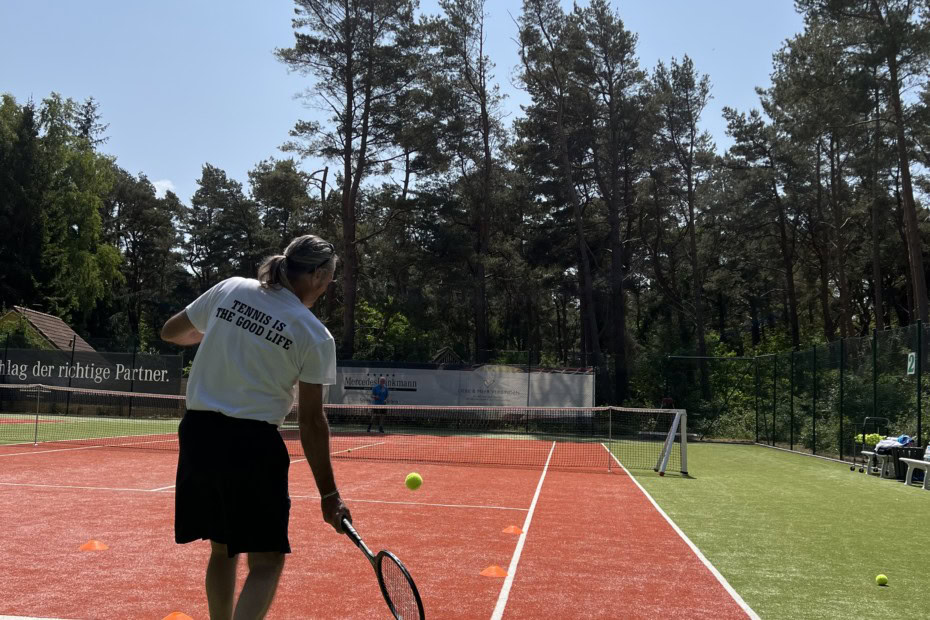 Tennisspieler und Tennistrainer auf den Fischland-Tennis-Outdoorplätzen