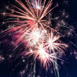 Feuerwerk an Silvester am Himmel über dem Strandhotel Fischland
