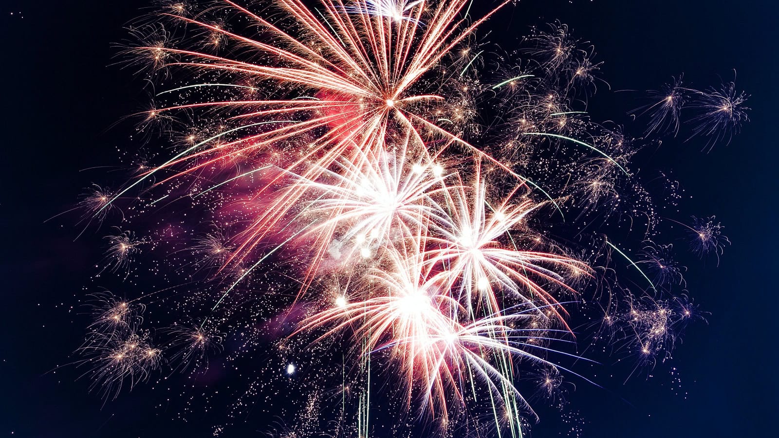 Feuerwerk an Silvester am Himmel über dem Strandhotel Fischland