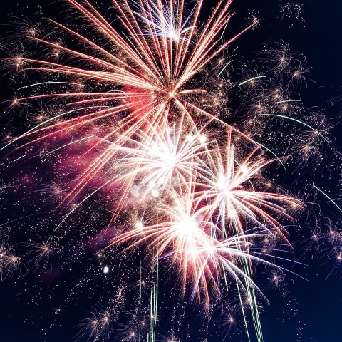 Feuerwerk an Silvester am Himmel über dem Strandhotel Fischland