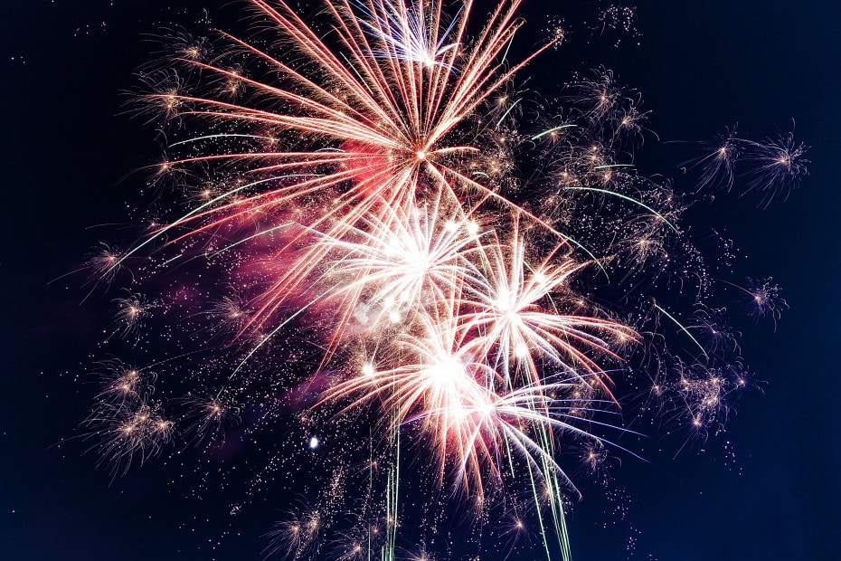 Feuerwerk an Silvester am Himmel über dem Strandhotel Fischland