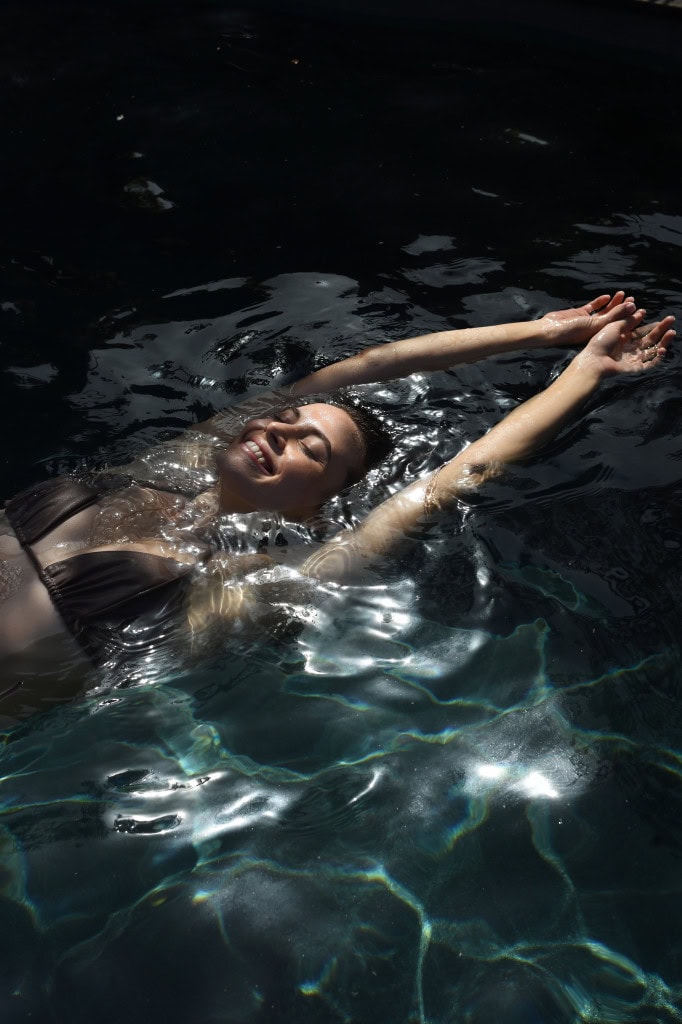 Frau im Wasser im Strandhotel Fischland