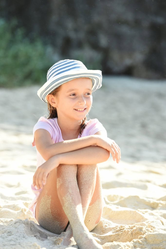 Mädchen am Strand mit St Barth Sonnenschutz