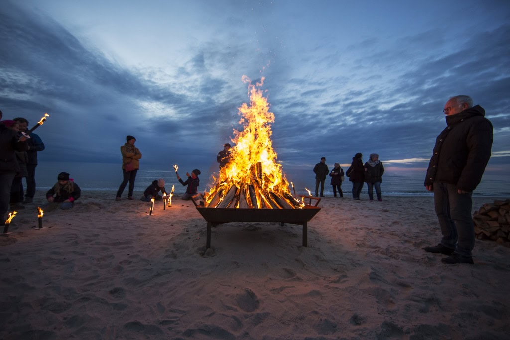 Lagerfeuer des Strandhotel Fischlands am Strand bei Sonnenuntergang