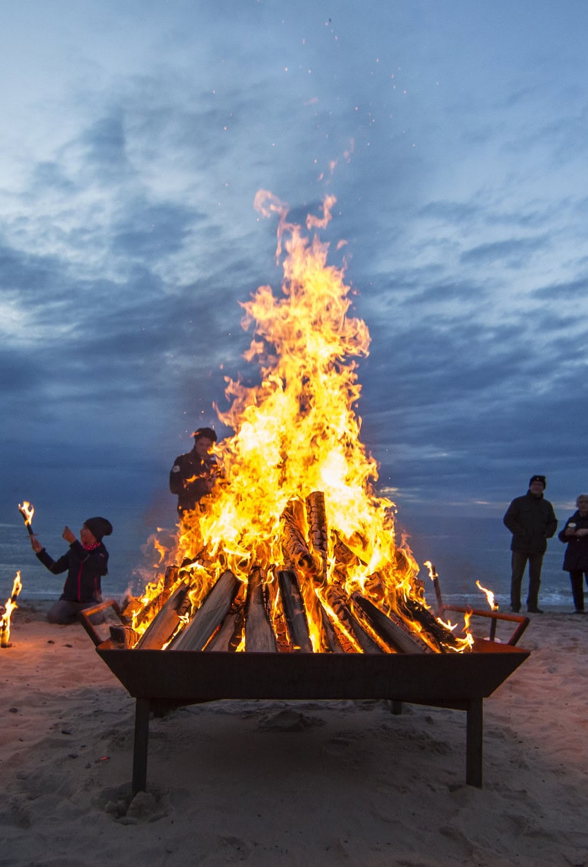 Lagerfeuer des Strandhotel Fischlands am Strand bei Sonnenuntergang