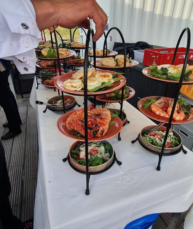 Etageren des Sundowner Menüs in der Strandbude des Strandhotel Fischlands