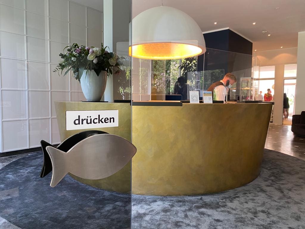 goldene Rezeption in der Lobby des Strandhotel Fischlands