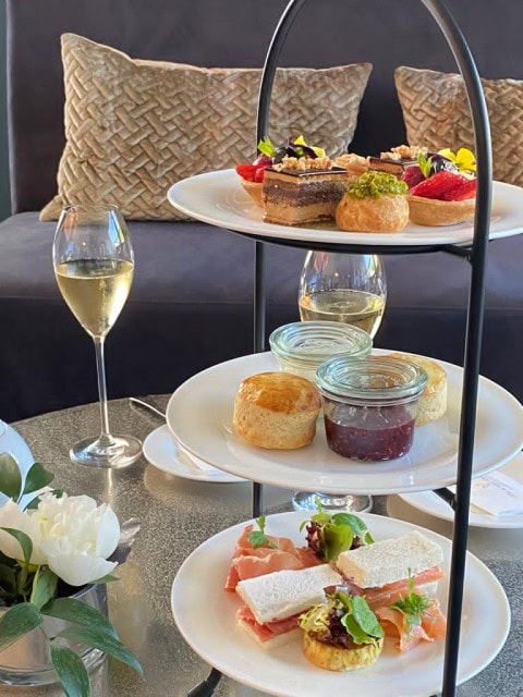 Etagere mit Kanapees im Strandhotel Fischland