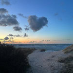 Düne und Herzwolke bei Sonnenuntergang an der Ostsee