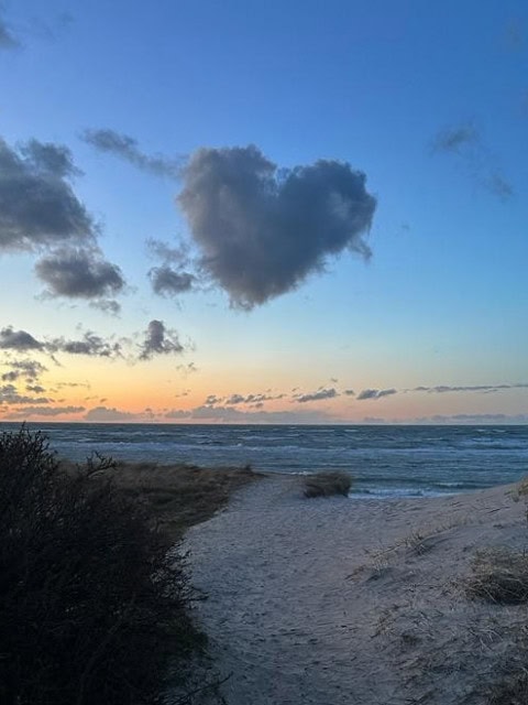 Düne und Herzwolke bei Sonnenuntergang an der Ostsee