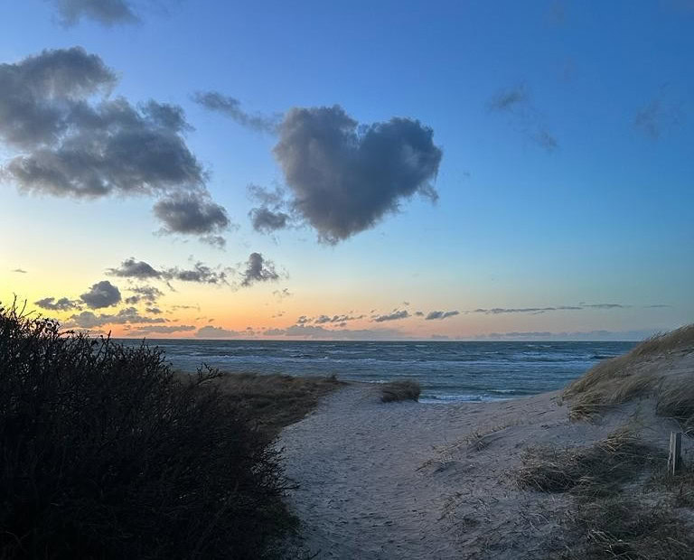 Düne und Herzwolke bei Sonnenuntergang an der Ostsee