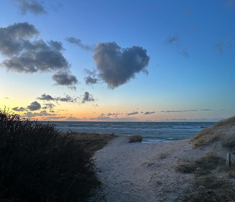 Düne und Herzwolke bei Sonnenuntergang an der Ostsee