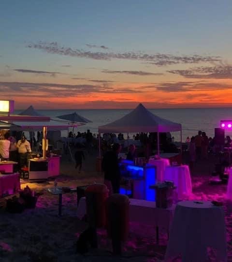 Beachparty bei Sonnenuntergang im Strandhotel Fischland