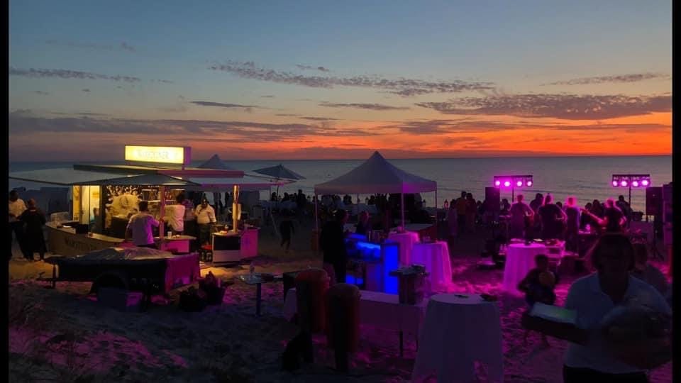 Beachparty bei Sonnenuntergang im Strandhotel Fischland