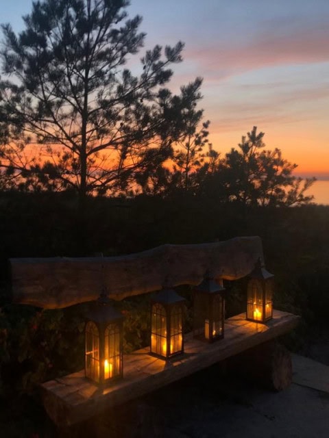 Bank mit Laternen bei Sonnenuntergang im Strandhotel Fischland