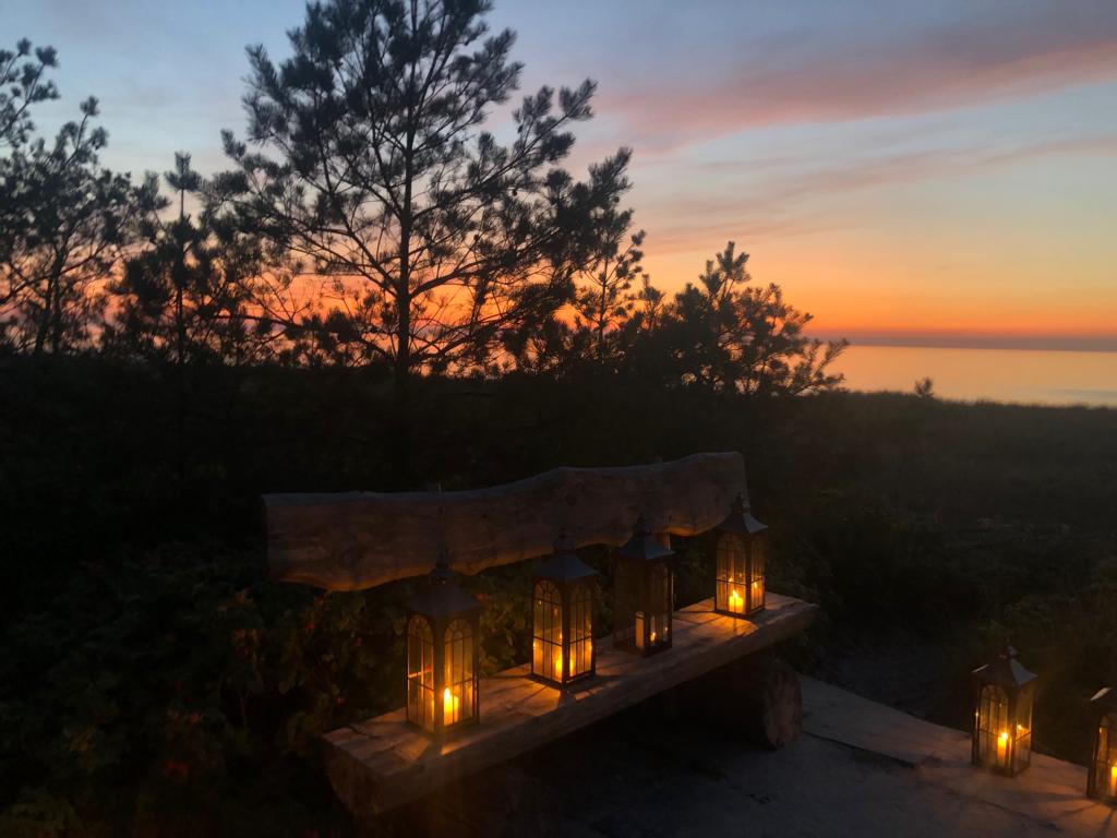 Bank mit Laternen bei Sonnenuntergang im Strandhotel Fischland