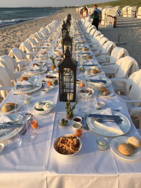 gedeckte Tafel am Strand im Strandhotel Fischland