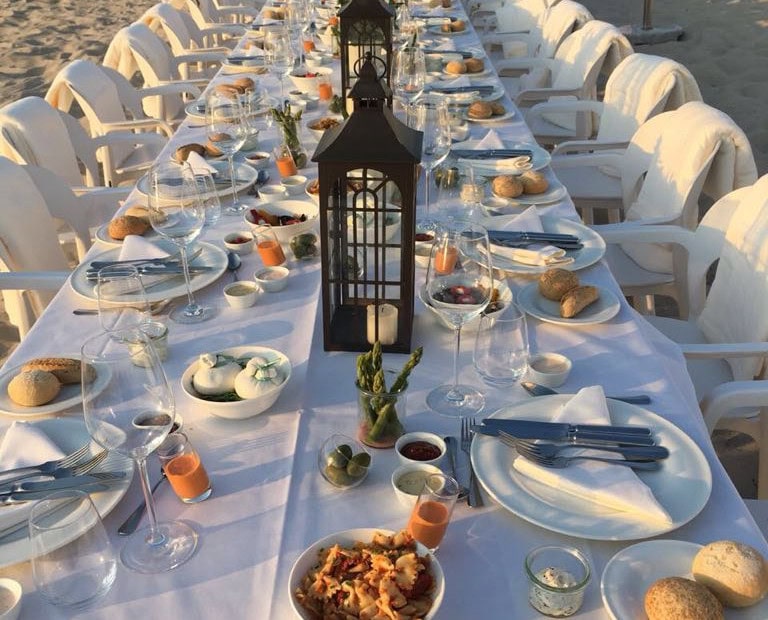 gedeckte Tafel am Strand im Strandhotel Fischland