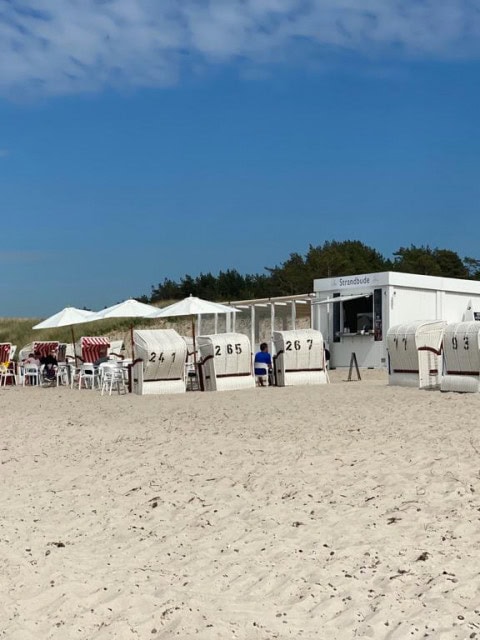 Strandbude des Strandhotel Fischlands mit Strandkörben