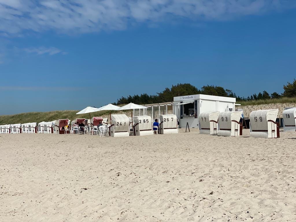 Strandbude des Strandhotel Fischlands mit Strandkörben