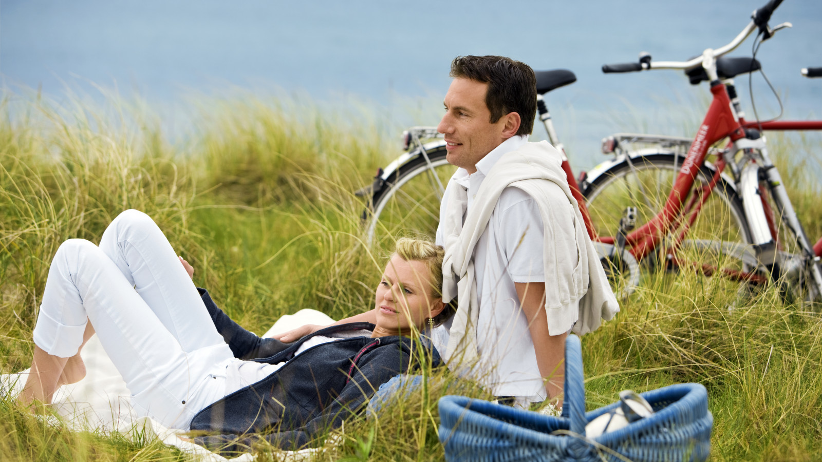 Paar beim Picknick während Radtour mit Fahrrädernd es Strandhotel Dünenmeers