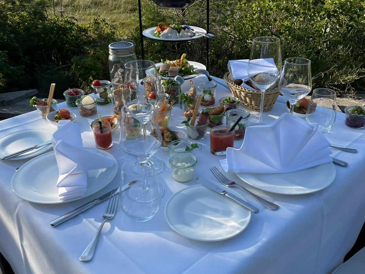 gedeckter Tisch mit Etagere und gefüllten Gläsern auf der Terrasse des Strandhotel Fischlands