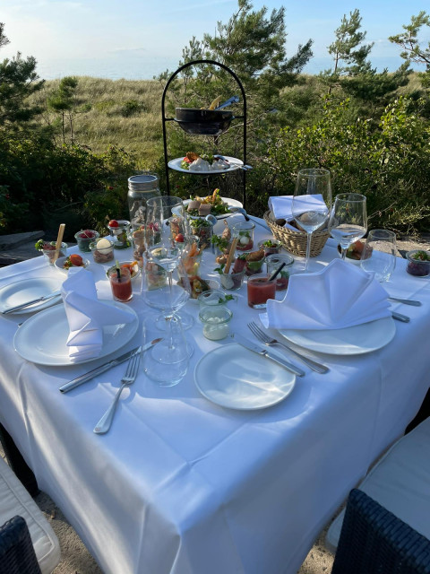 gedeckter Tisch mit Etagere und gefüllten Gläsern auf der Terrasse des Strandhotel Fischlands