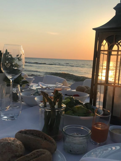 Dinner bei Sonnenuntergang an der Strandbude des Strandhotel Fischlands