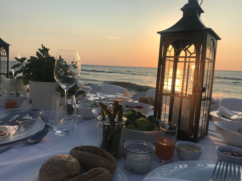 Dinner bei Sonnenuntergang an der Strandbude des Strandhotel Fischlands