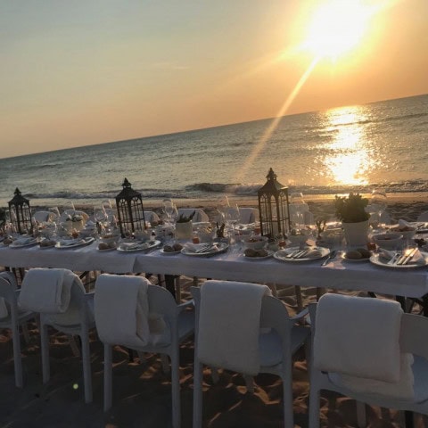 gedeckte Tafel an der Strandbude des Strandhotel Fischlands