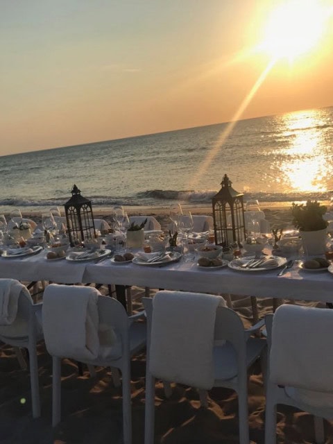 gedeckte Tafel an der Strandbude des Strandhotel Fischlands