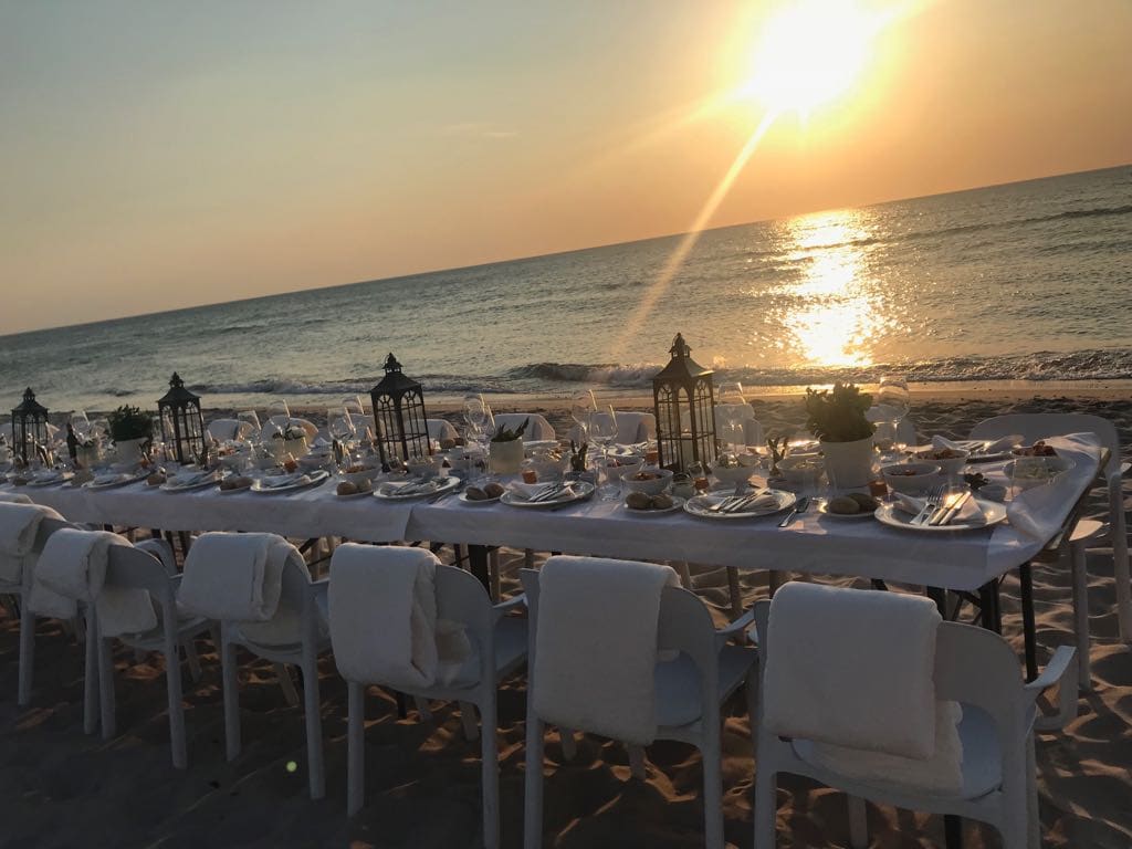 gedeckte Tafel an der Strandbude des Strandhotel Fischlands