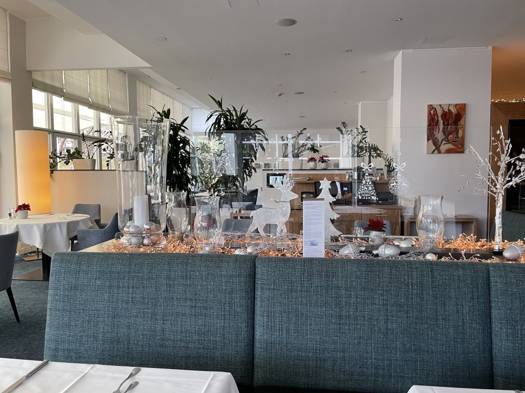 Weihnachtsdekoration mit Rentieren und Kerzen im Restaurant des Strandhotel Fischlands