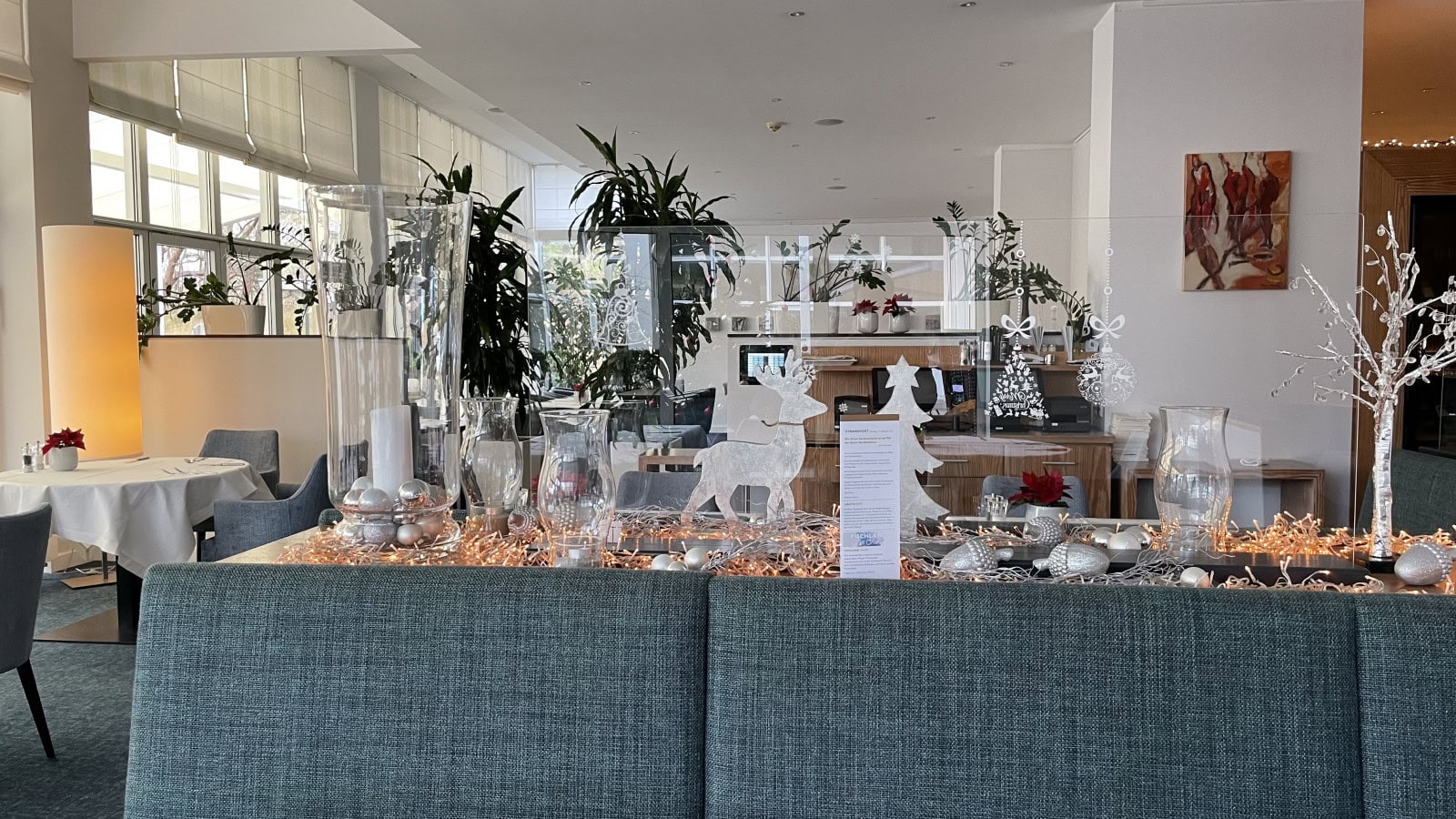 Weihnachtsdekoration mit Rentieren und Kerzen im Restaurant des Strandhotel Fischlands