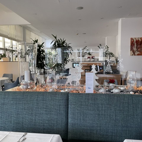 Weihnachtsdekoration mit Rentieren und Kerzen im Restaurant des Strandhotel Fischlands