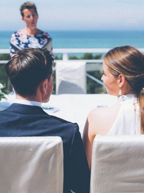 Brautpaar bei Trauung mit Blick auf die Ostsee im Strandhotel Fischland