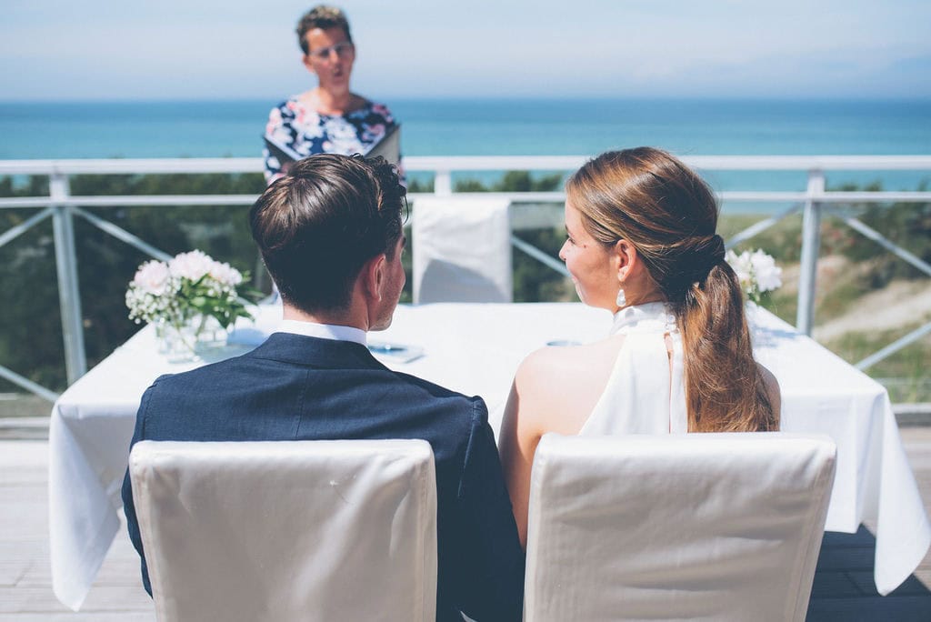 Brautpaar bei Trauung mit Blick auf die Ostsee im Strandhotel Fischland