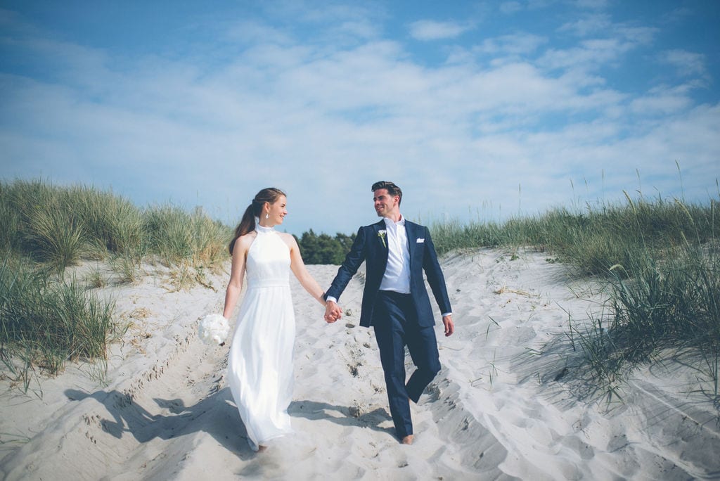 Brautpaar am Strand des Strandhotel Fischlands