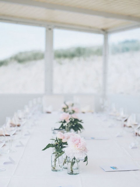 lange Tafel mit Stühlen für Hochzeit im Strandhotel Fischland