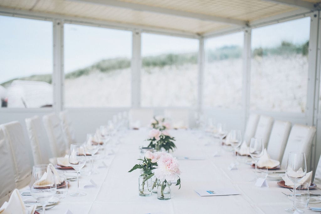 lange Tafel mit Stühlen für Hochzeit im Strandhotel Fischland