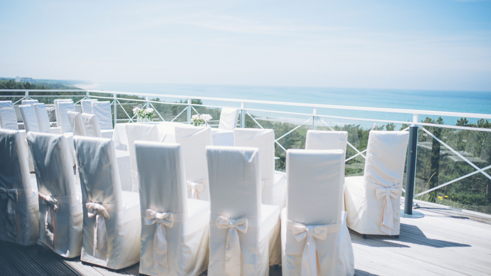 Stühle für Trauung mit Blick auf die Ostsee im Strandhotel Fischland
