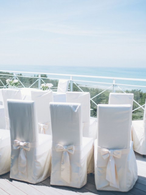 Stühle für Trauung mit Blick auf die Ostsee im Strandhotel Fischland